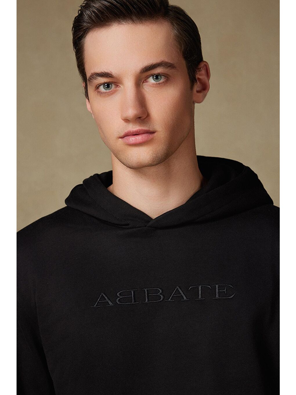 Örme Kumaş Pamuklu Comfort Fit Siyah Bisiklet Yaka Erkek Nakışlı Hoodie-1