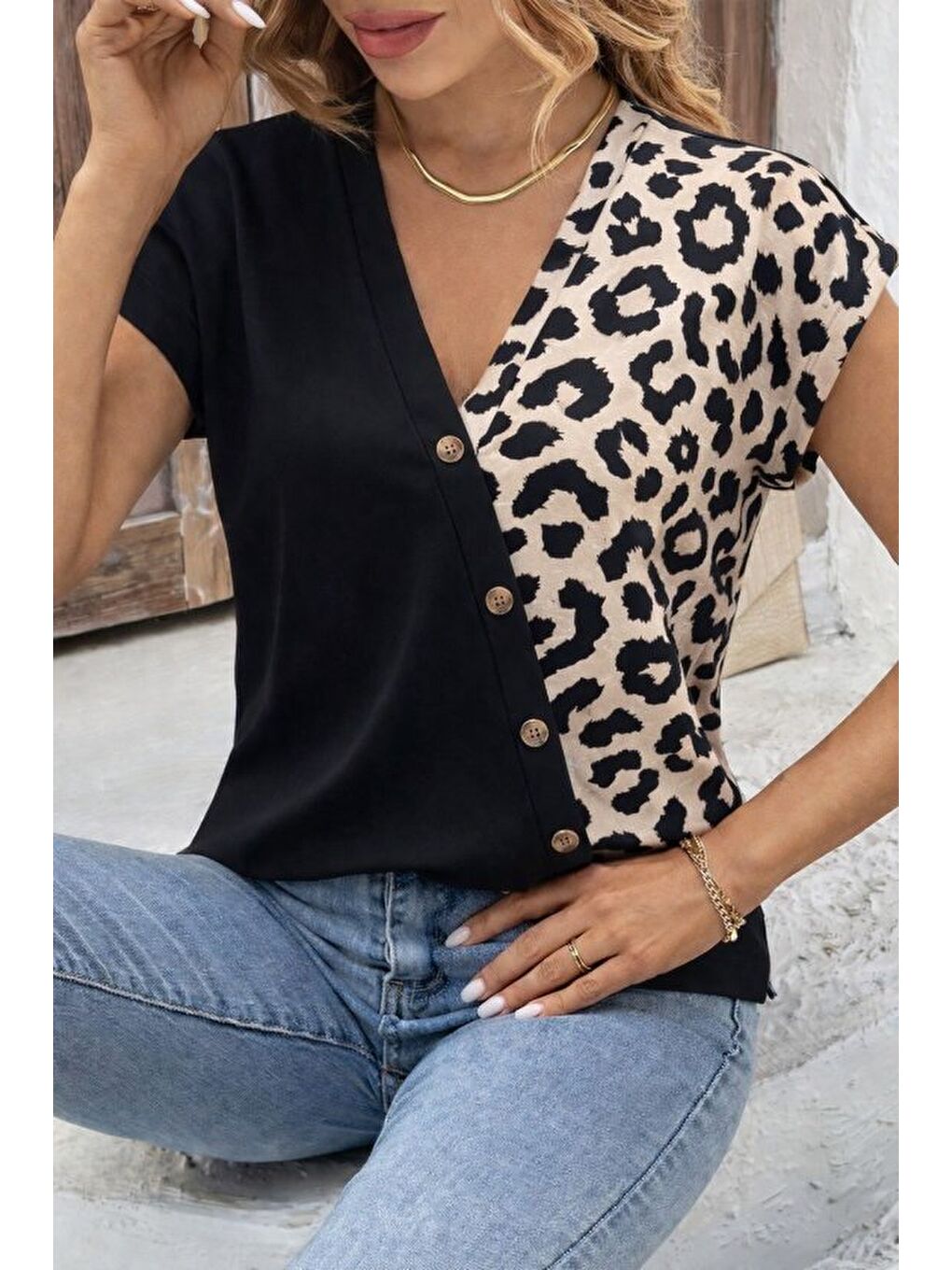 Bej Kadın Kısa Kollu V Yakalı önden Düğmeli Leopar Desen Detaylı Viskon Bluz-1