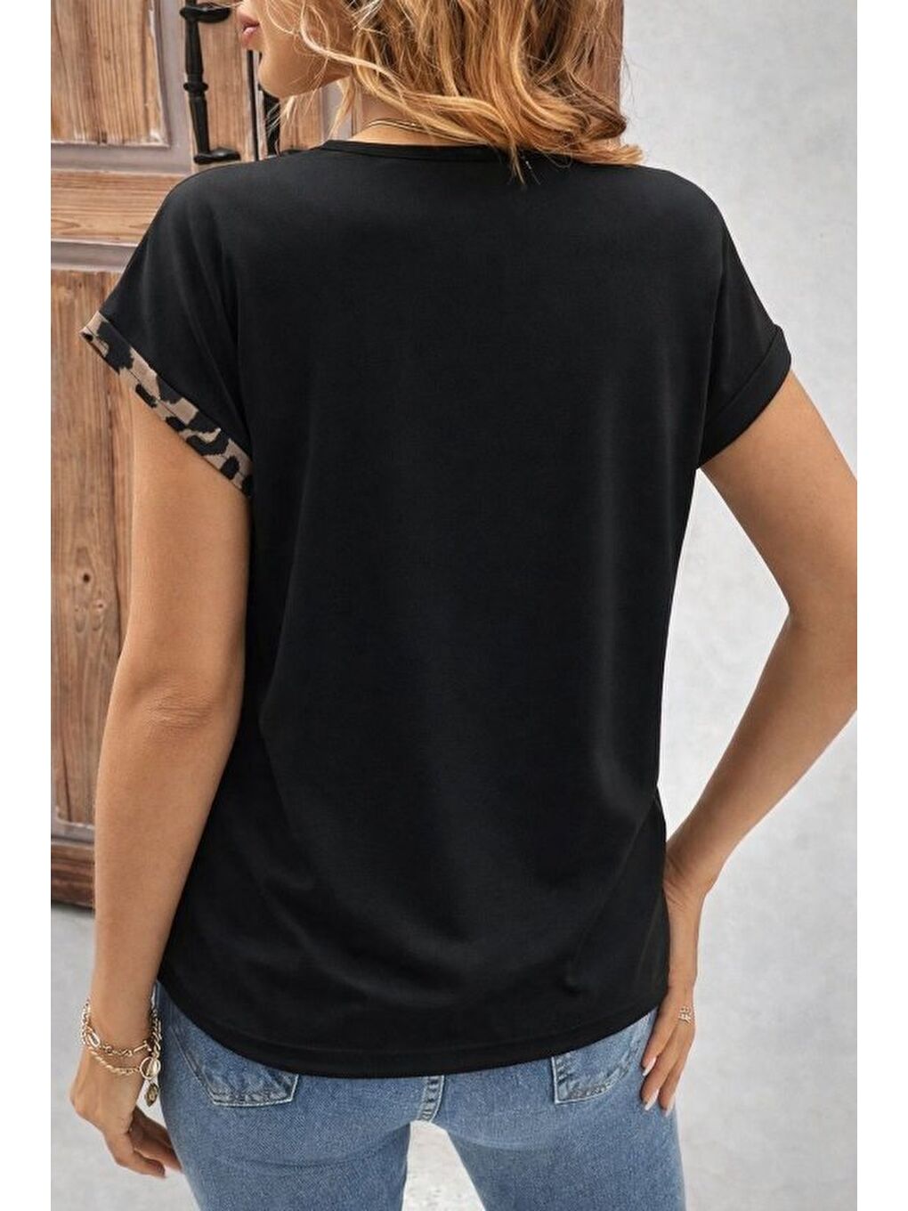 Bej Kadın Kısa Kollu V Yakalı önden Düğmeli Leopar Desen Detaylı Viskon Bluz-2