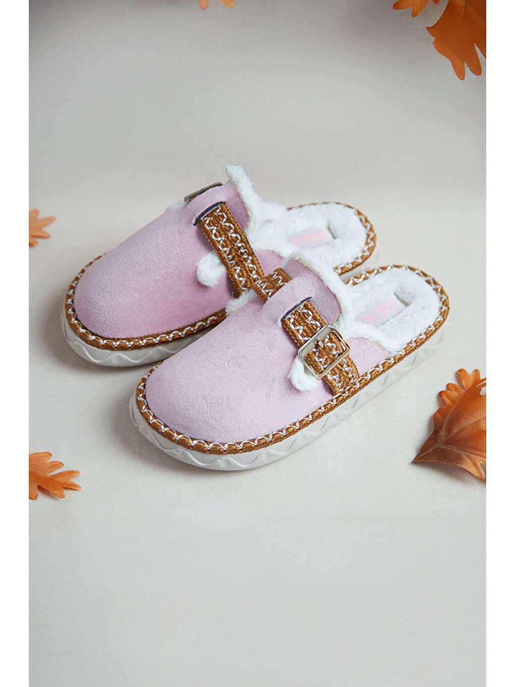 Pembe Toka Detaylı İçi Kürklü Ev Terliği