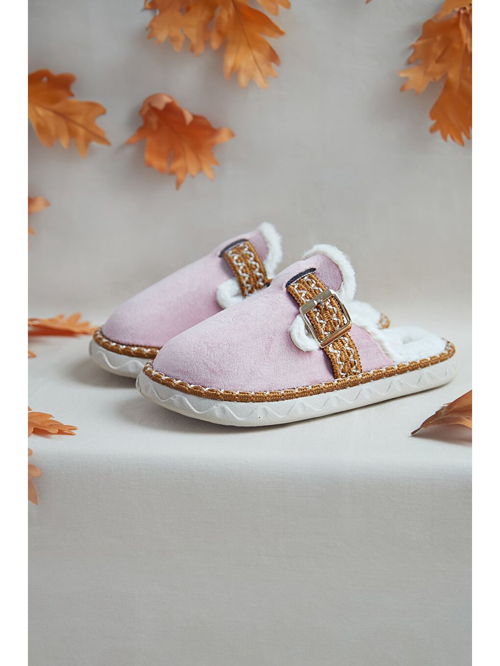 Pembe Toka Detaylı İçi Kürklü Ev Terliği-1