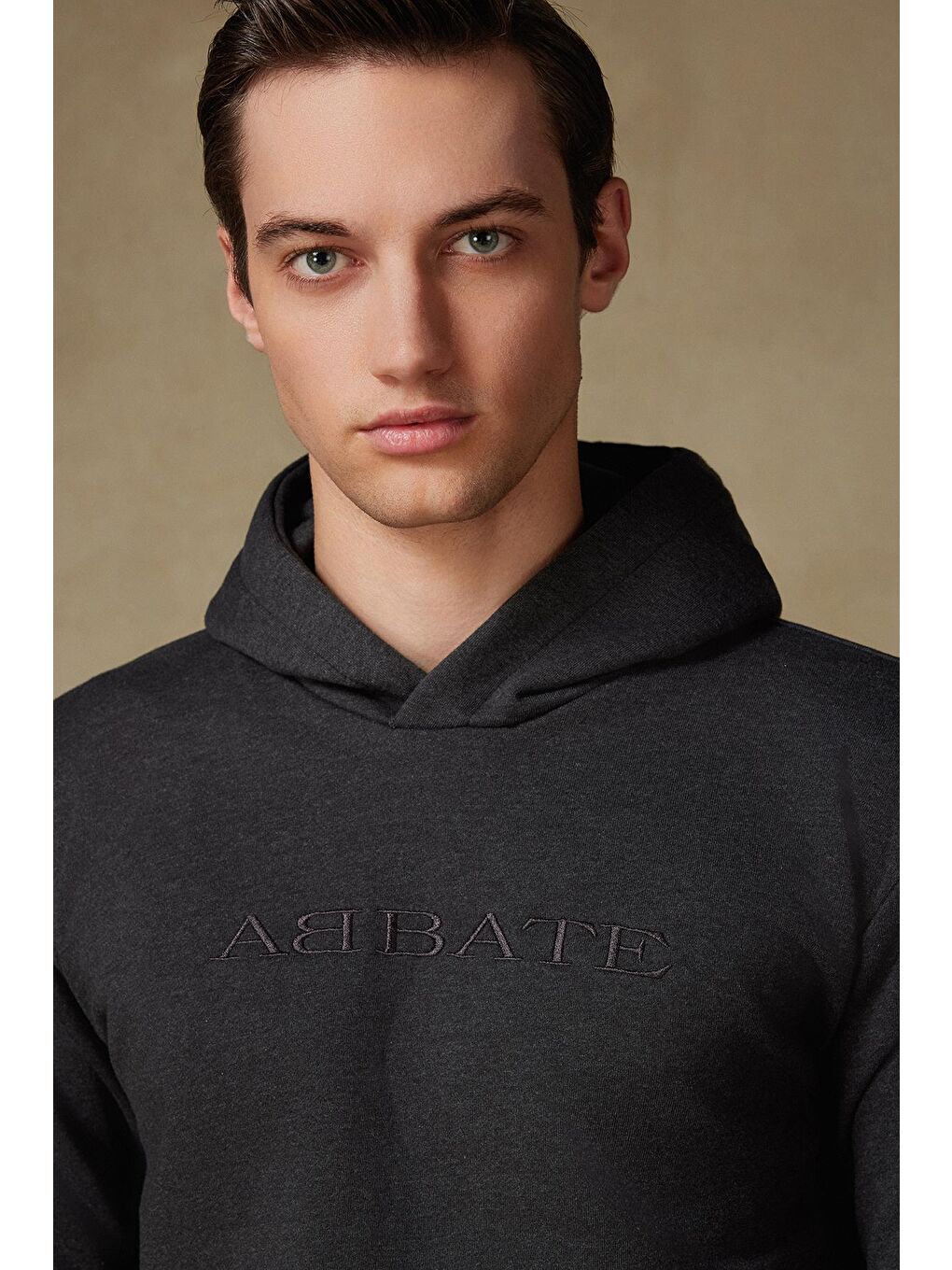 Örme Kumaş Pamuklu Comfort Fit Antrasit Bisiklet Yaka Erkek Nakışlı Kapüşonlu Sweatshirt Hoodie-1