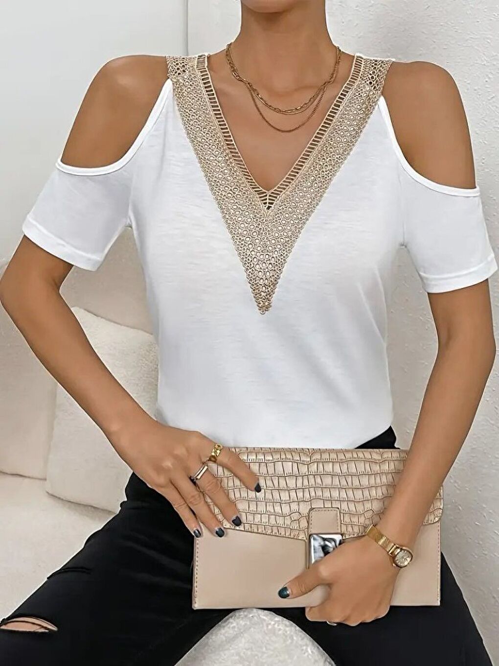 Beyaz Kadın Omuzlardan Açık V Yakalı Viskon Bluz-2