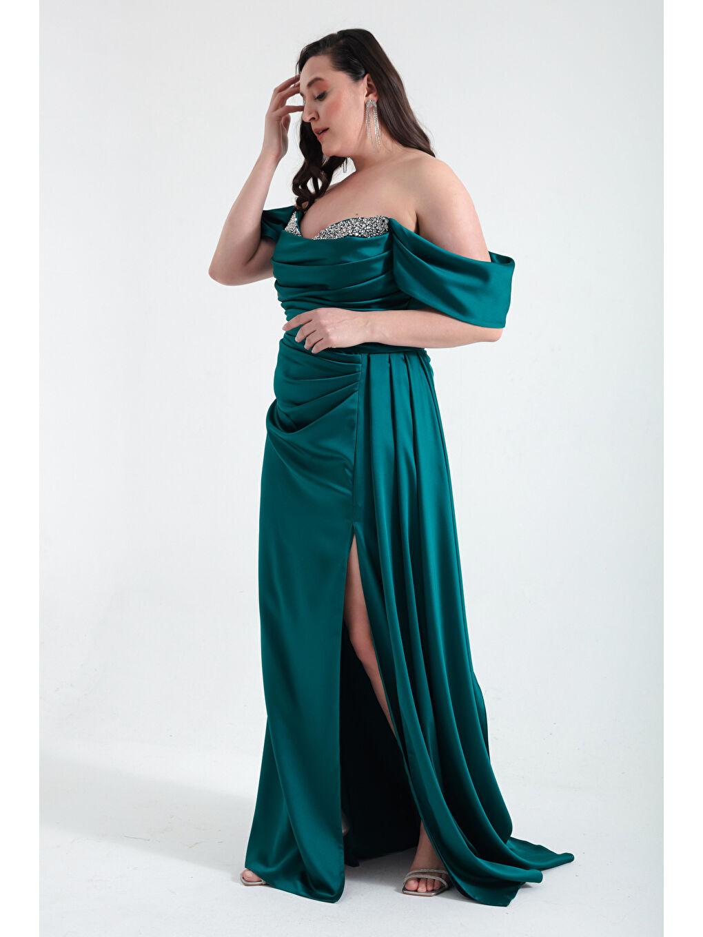 Kadın Zümrüt Yeşili Kayık Yaka Yırtmaçlı Uzun Büyük Beden Saten Abiye Elbise-1