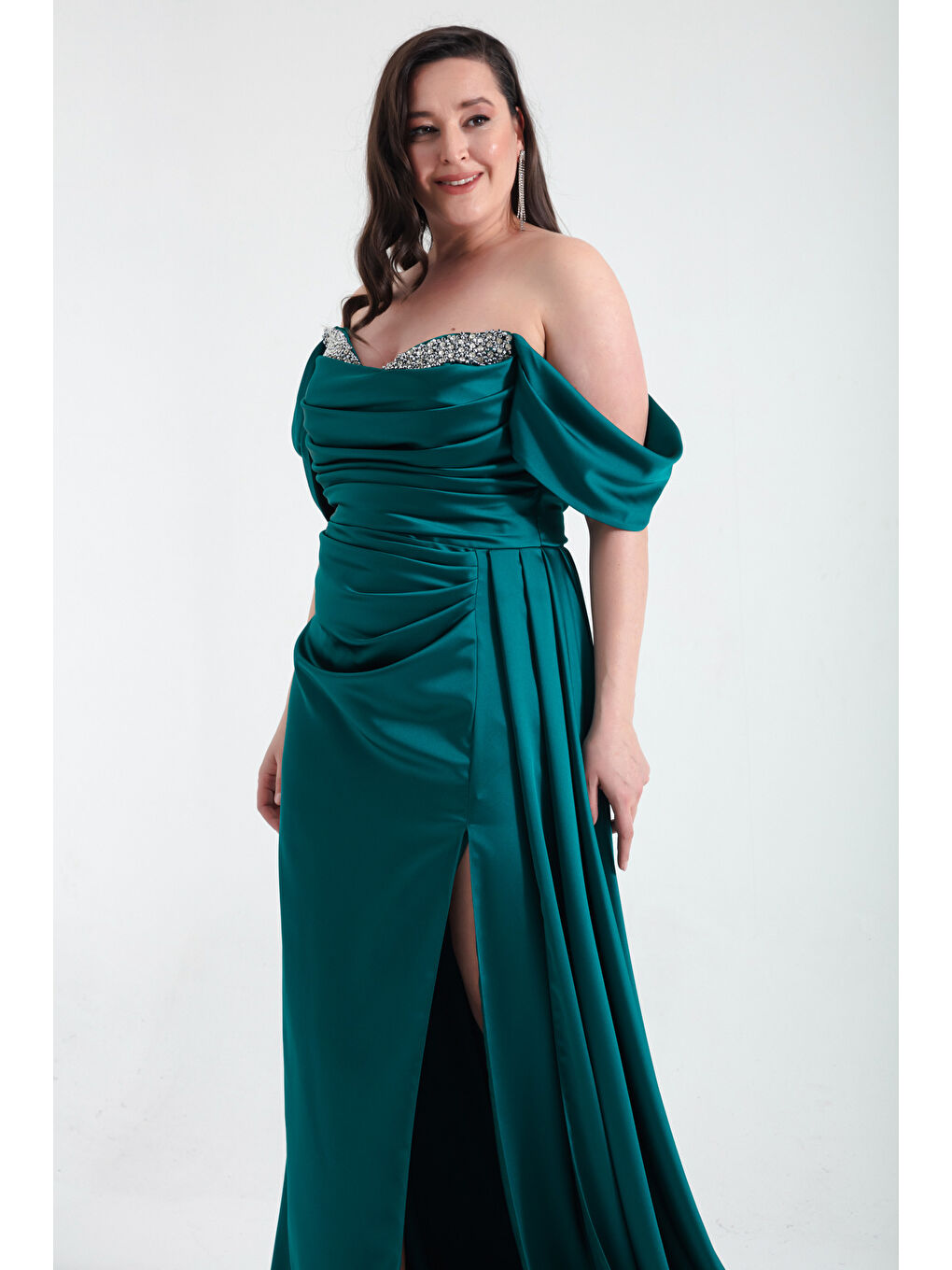 Kadın Zümrüt Yeşili Kayık Yaka Yırtmaçlı Uzun Büyük Beden Saten Abiye Elbise-2