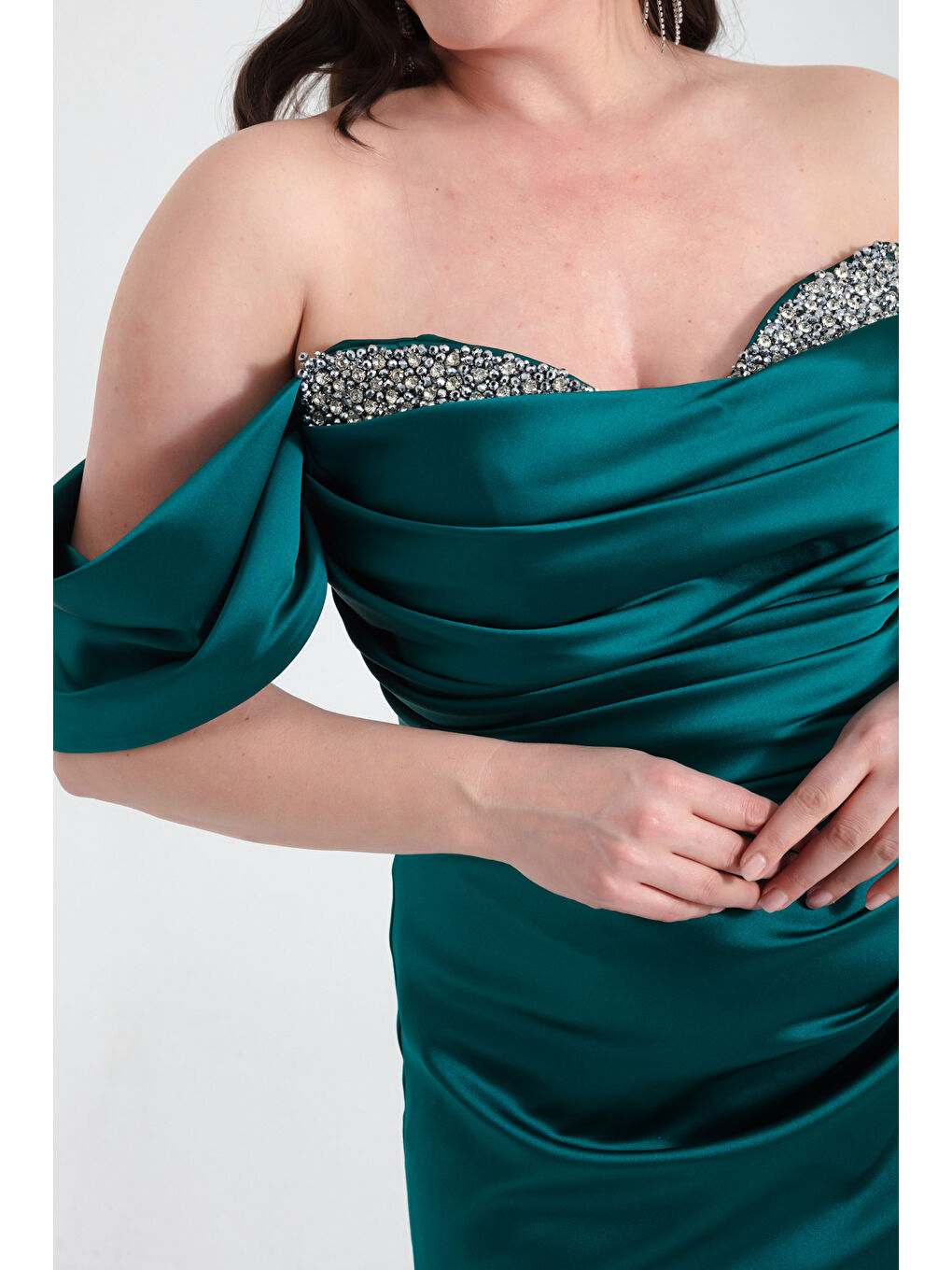 Kadın Zümrüt Yeşili Kayık Yaka Yırtmaçlı Uzun Büyük Beden Saten Abiye Elbise-3