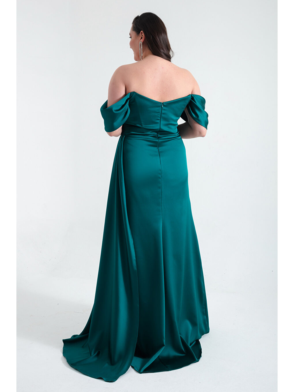 Kadın Zümrüt Yeşili Kayık Yaka Yırtmaçlı Uzun Büyük Beden Saten Abiye Elbise-4