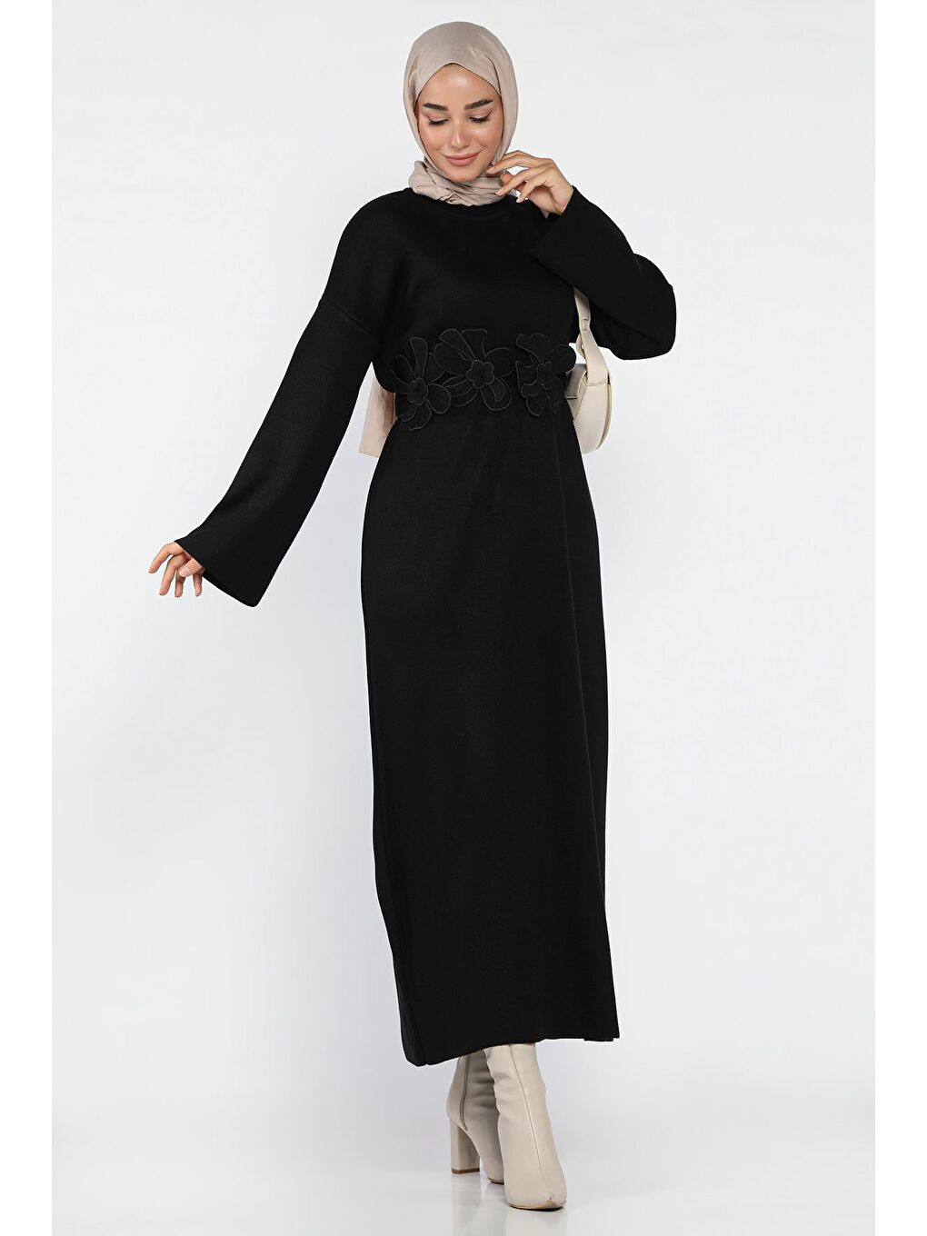 Siyah Bisiklet Yaka Çiçek Figürlü Tesettür Triko Elbise-3
