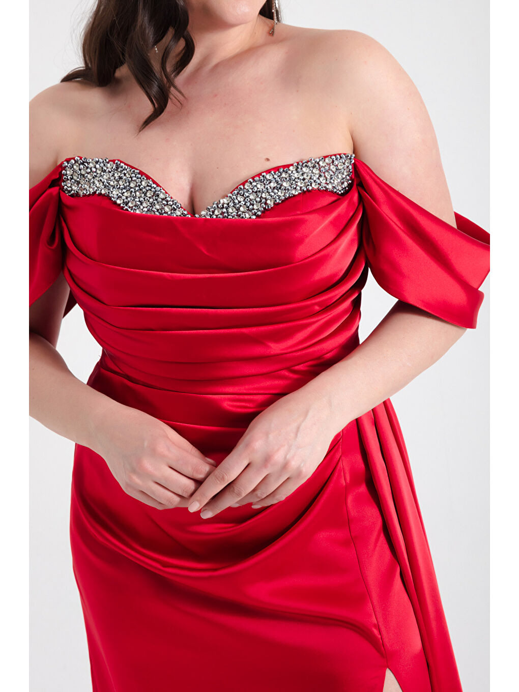 Kadın Kırmızı Kayık Yaka Yırtmaçlı Uzun Büyük Beden Saten Abiye Elbise-3