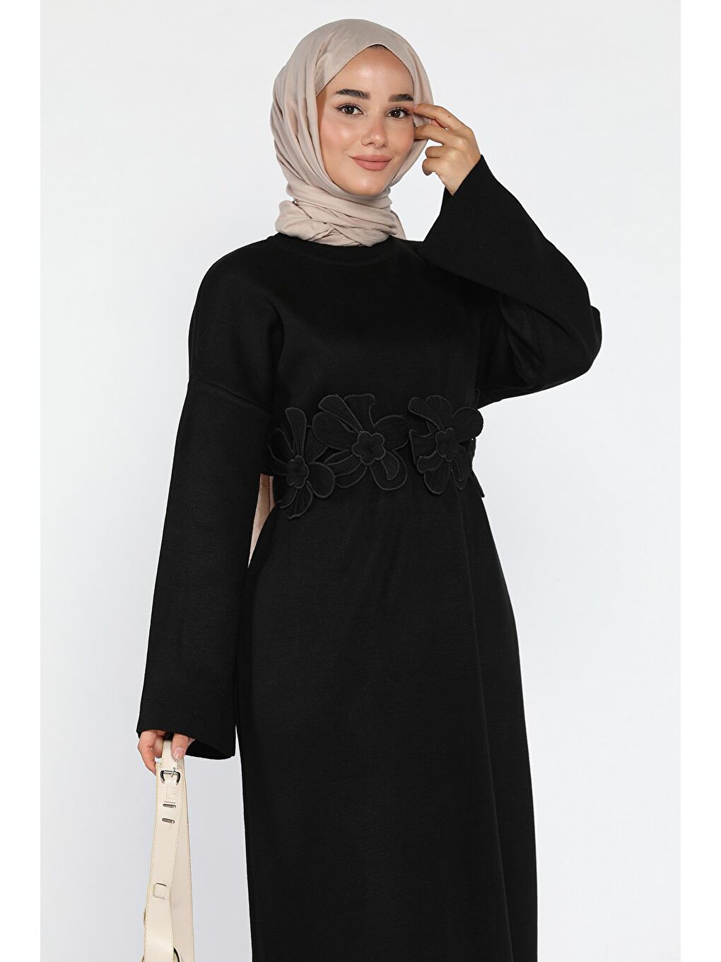 Siyah Bisiklet Yaka Çiçek Figürlü Tesettür Triko Elbise-4