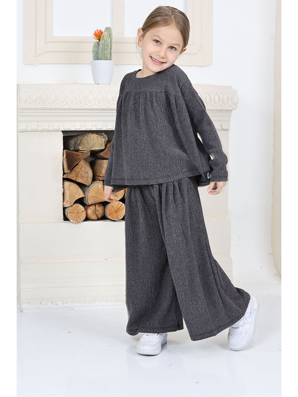 Kız Çocuk Antrasit Kız Çocuk Kare Yaka Armalı Bluz ve Salaş Pantolon Alt Üst Takım - 26815