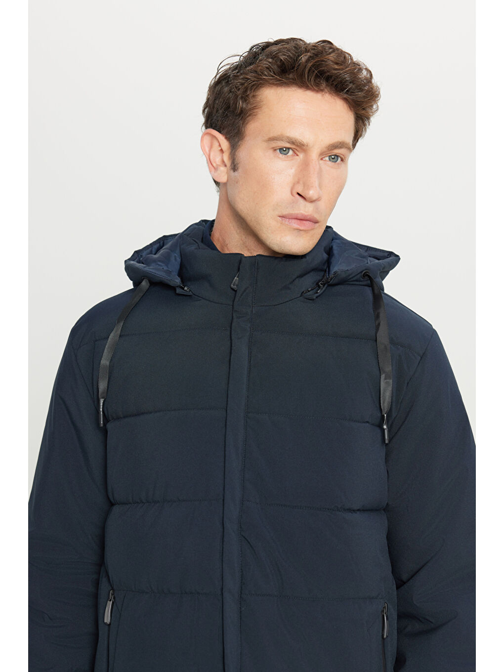 Erkek Lacivert Standart Fit Normal Kesim Dik Yaka Kapüşonlu Yan Cepli Casual Şişme Mont-3