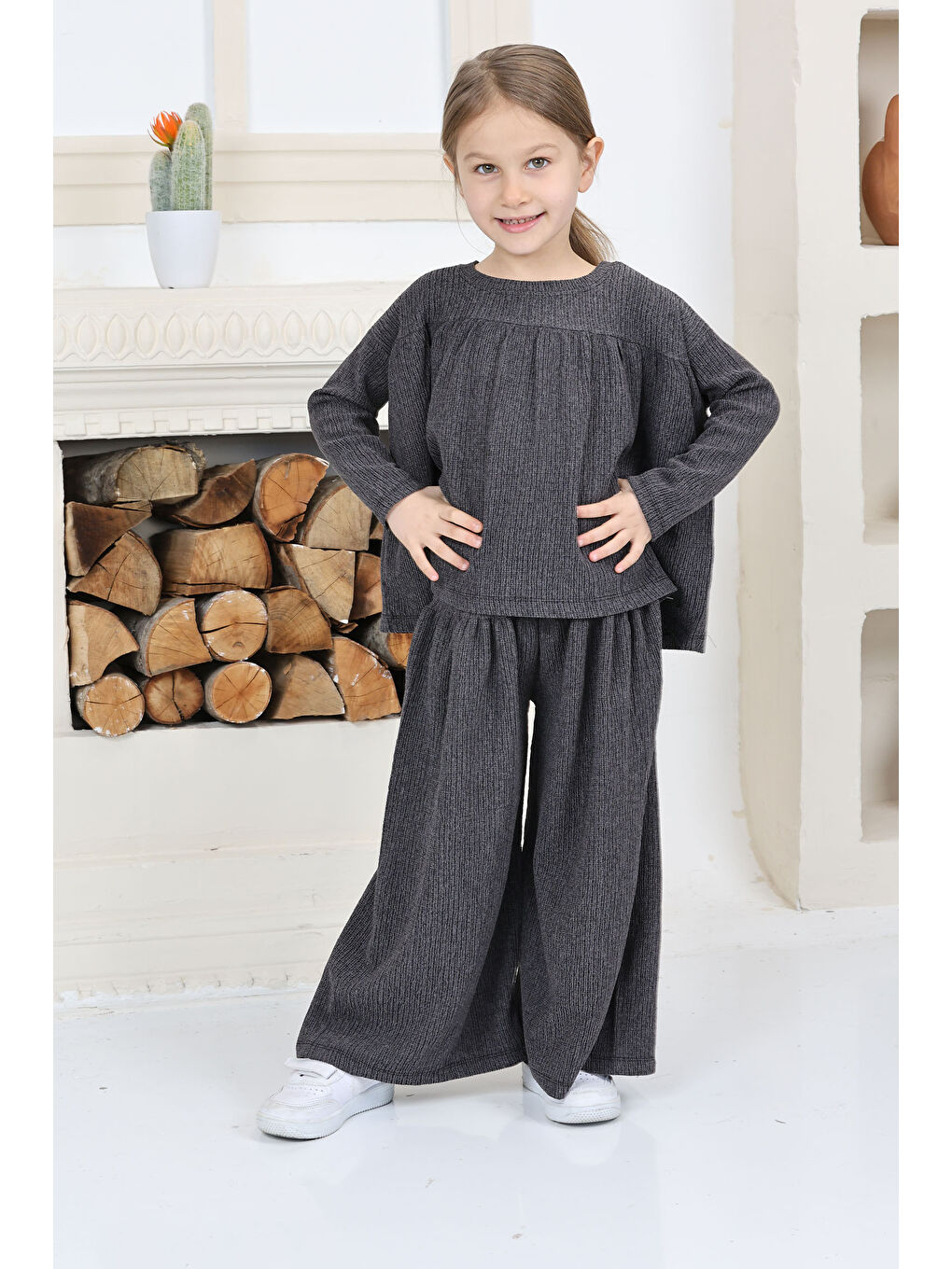 Kız Çocuk Antrasit Kız Çocuk Kare Yaka Armalı Bluz ve Salaş Pantolon Alt Üst Takım - 26815-1