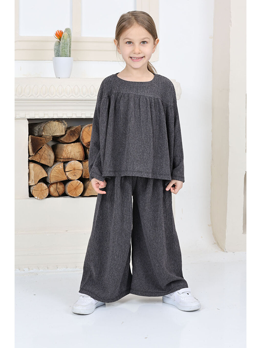 Kız Çocuk Antrasit Kız Çocuk Kare Yaka Armalı Bluz ve Salaş Pantolon Alt Üst Takım - 26815-2