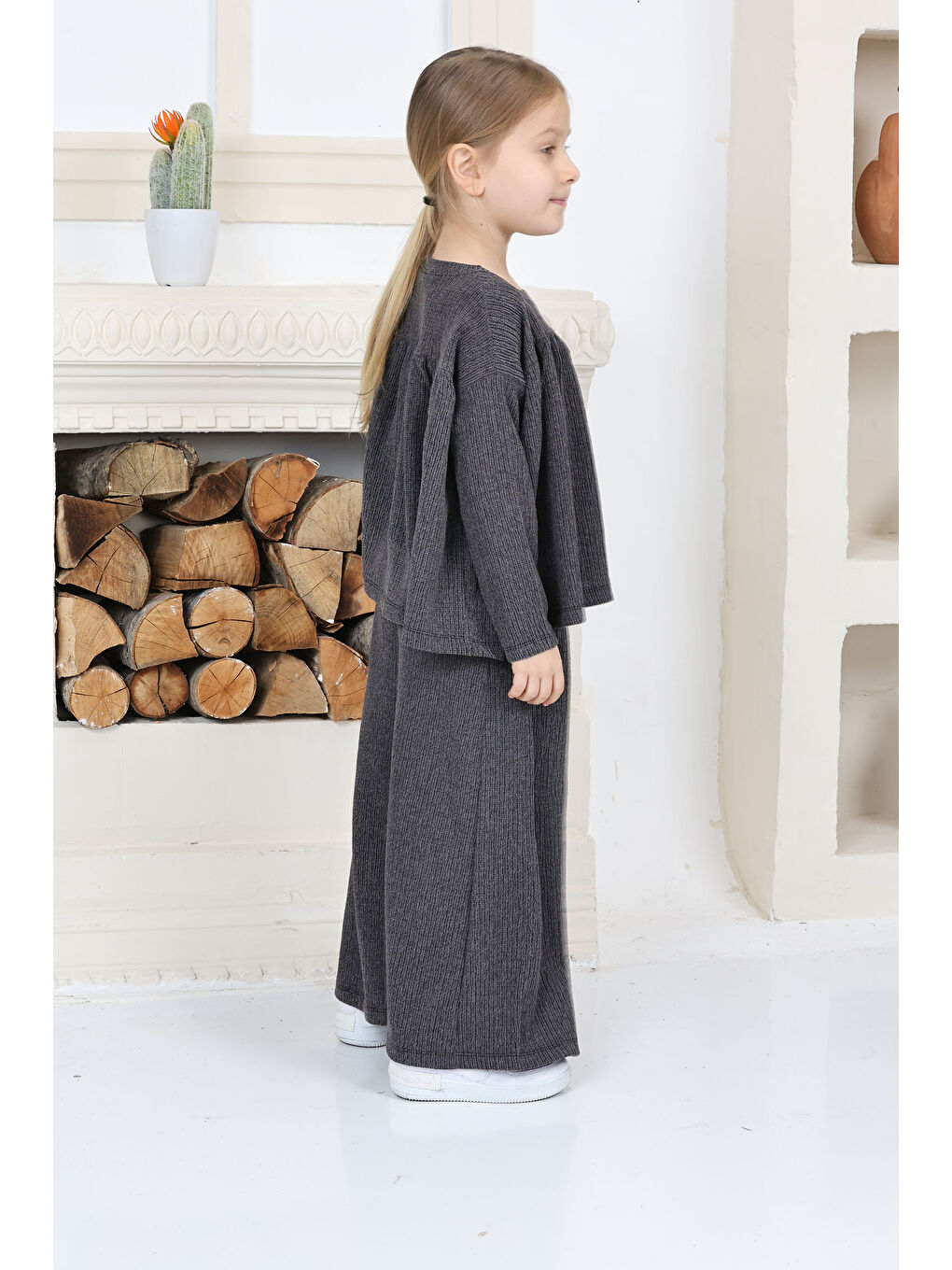 Kız Çocuk Antrasit Kız Çocuk Kare Yaka Armalı Bluz ve Salaş Pantolon Alt Üst Takım - 26815-3