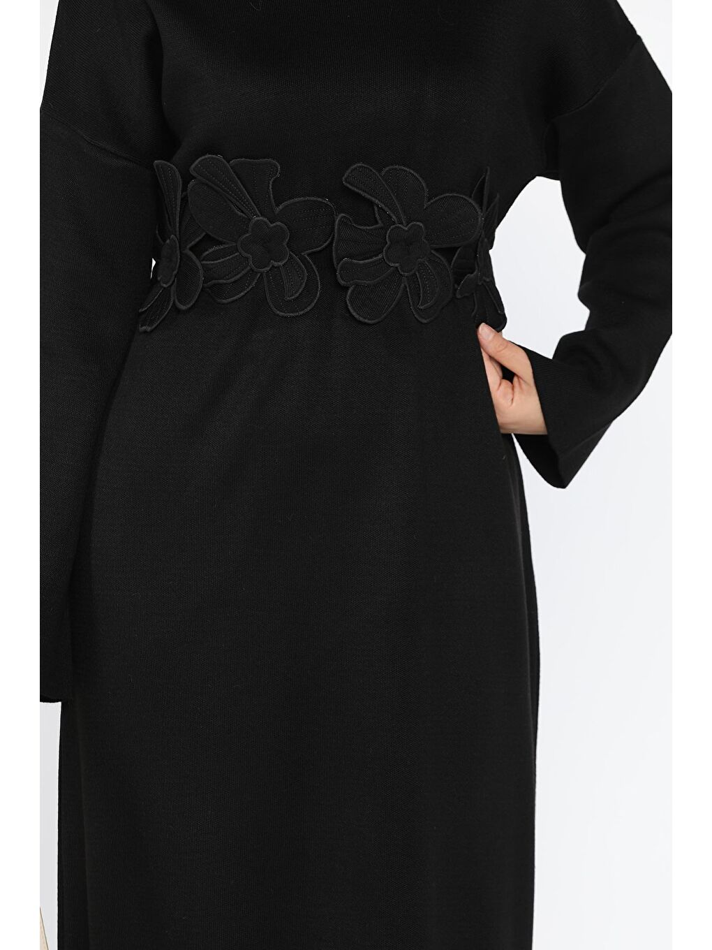 Siyah Bisiklet Yaka Çiçek Figürlü Tesettür Triko Elbise-6