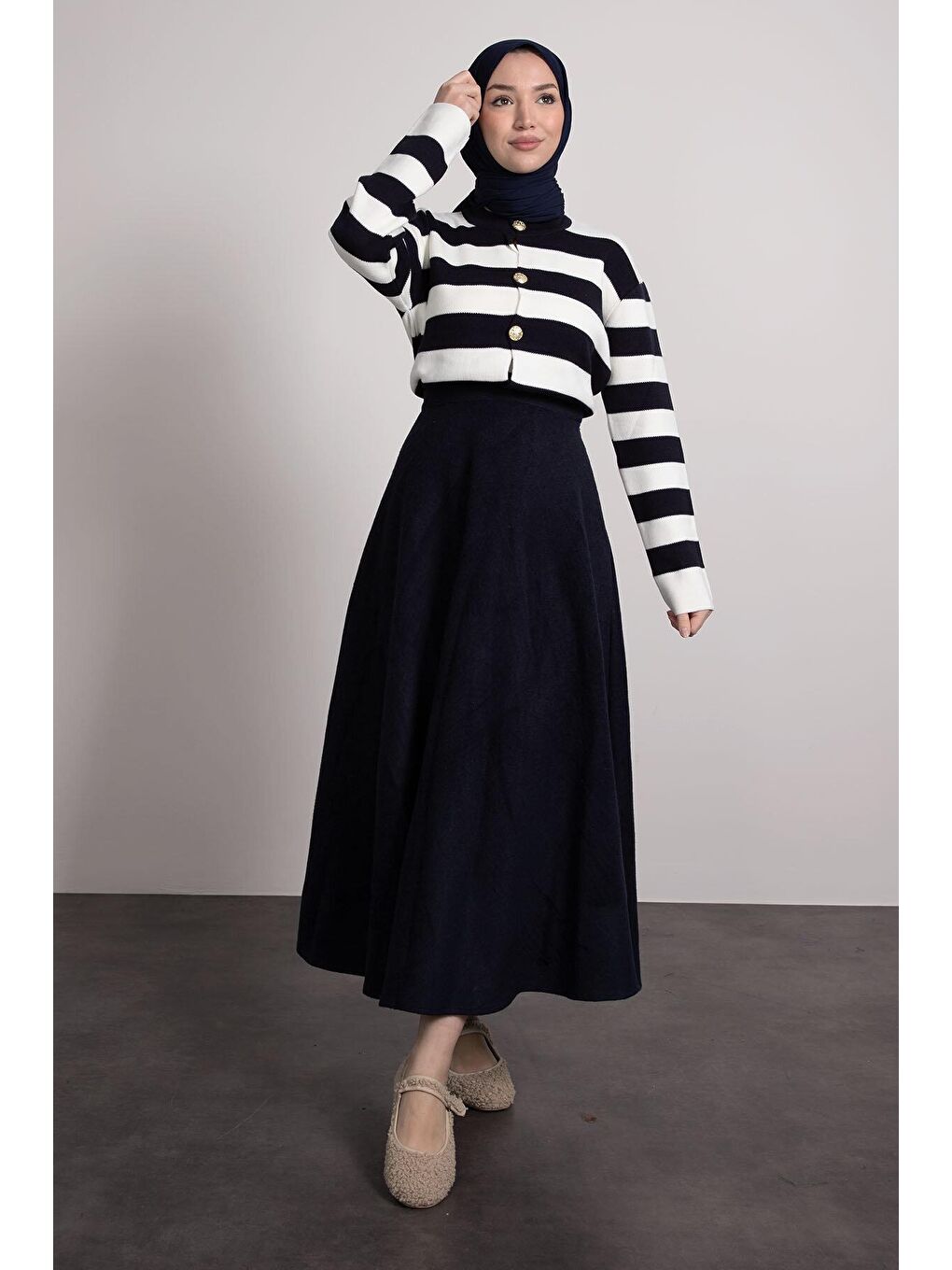Lacivert Gold Düğme Detaylı Tesettür Kadın Hırka-2