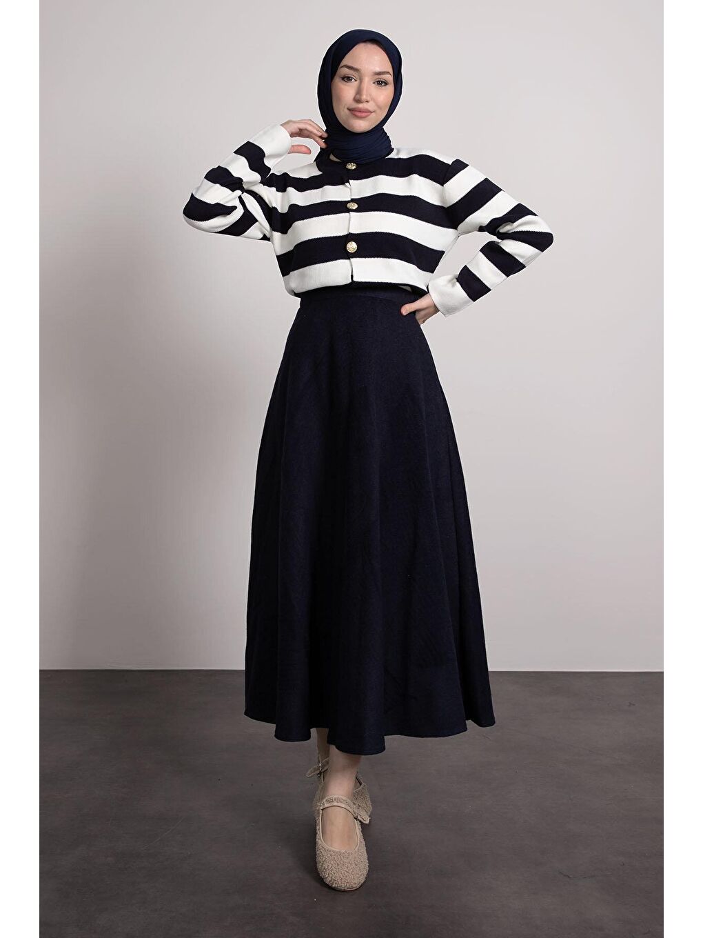 Lacivert Gold Düğme Detaylı Tesettür Kadın Hırka-3