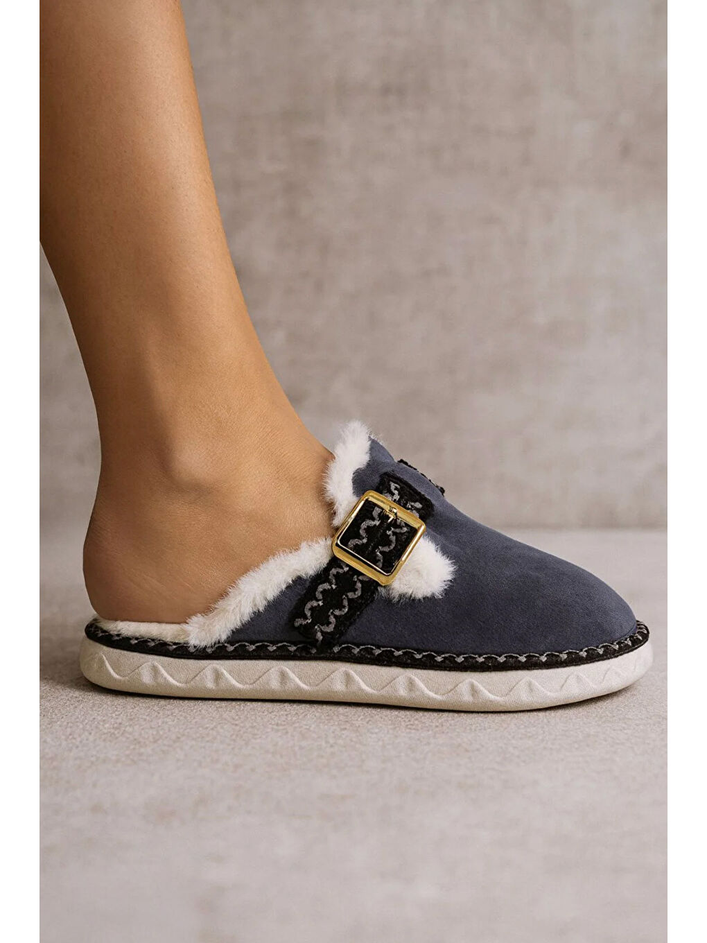 Gri Toka Detaylı İçi Kürklü Ev Terliği