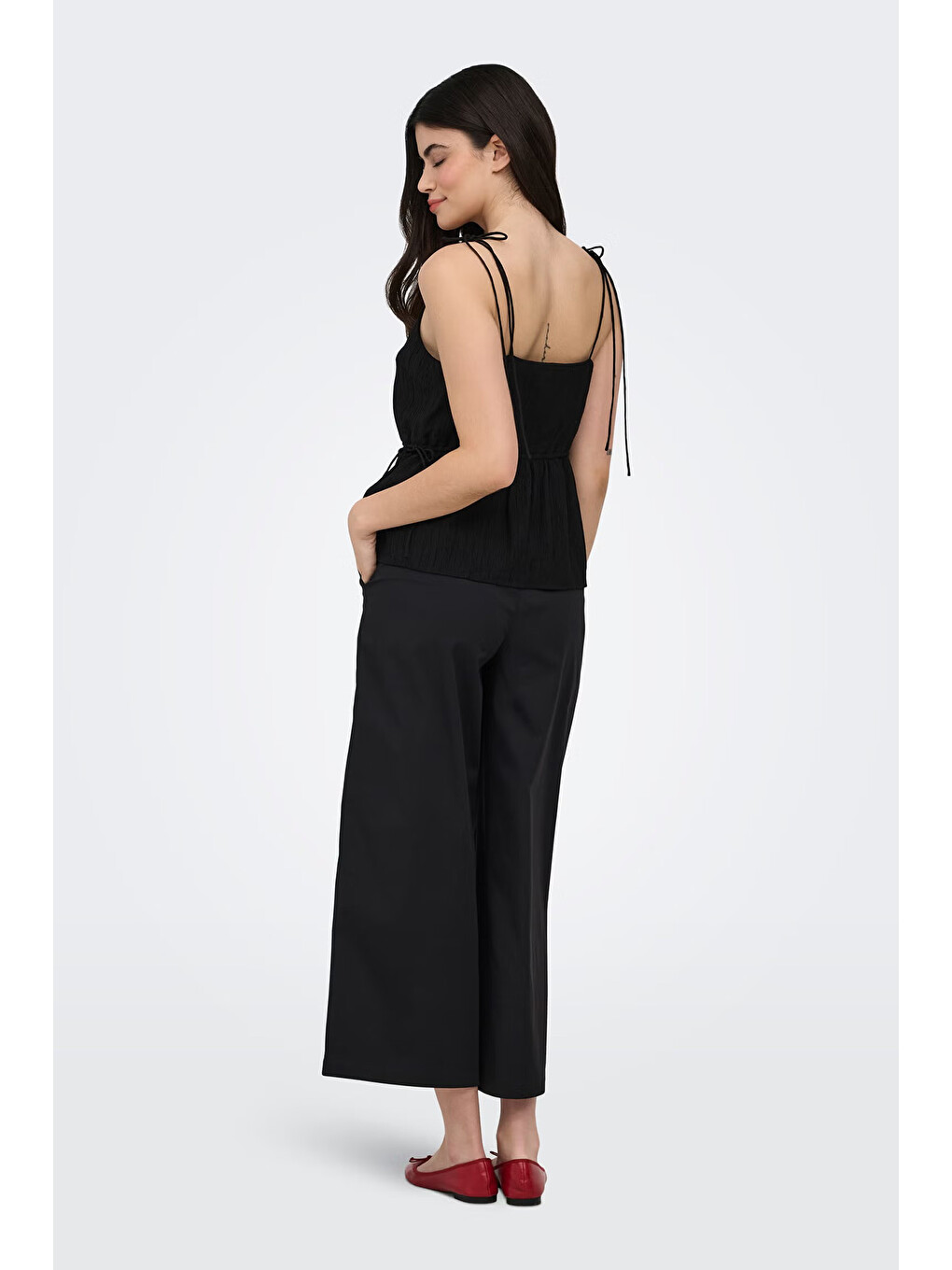 Siyah Onlnele Regular Fit V Yaka Bağlama Detaylı İnce Askılı Bluz 15370325-3