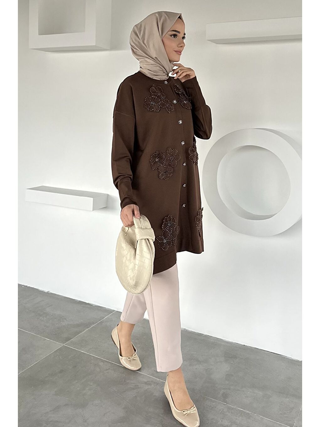 Kahverengi Gülseli Çiçek Fistolu Ön Düğmeli Tesettür Triko Hırka