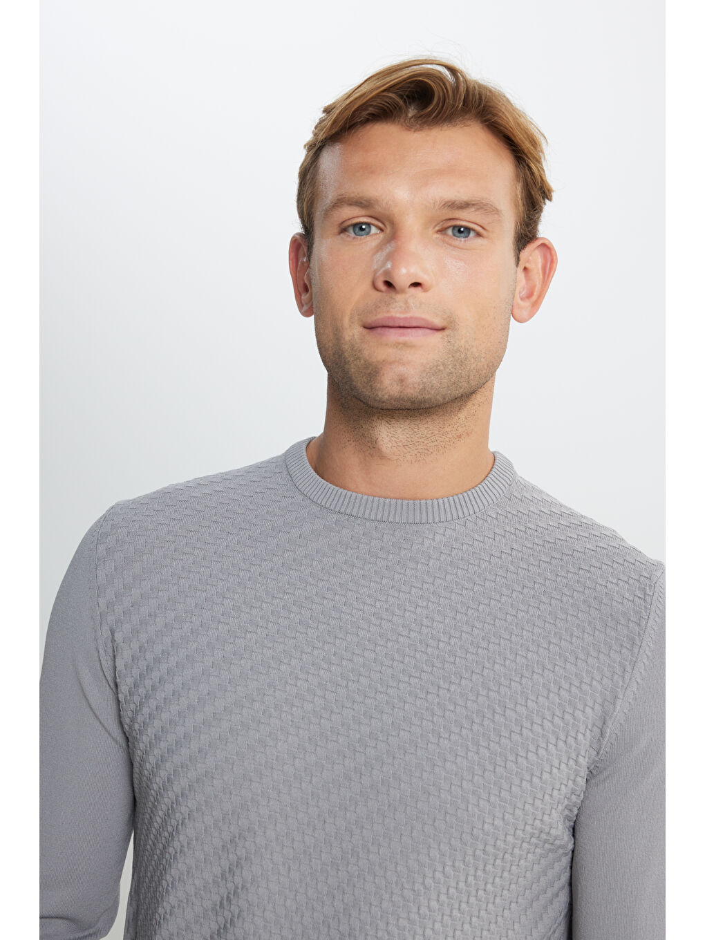 Erkek Gri Melanj Standart Fit Normal Kesim Bisiklet Yaka Armürlü Triko Kazak-3