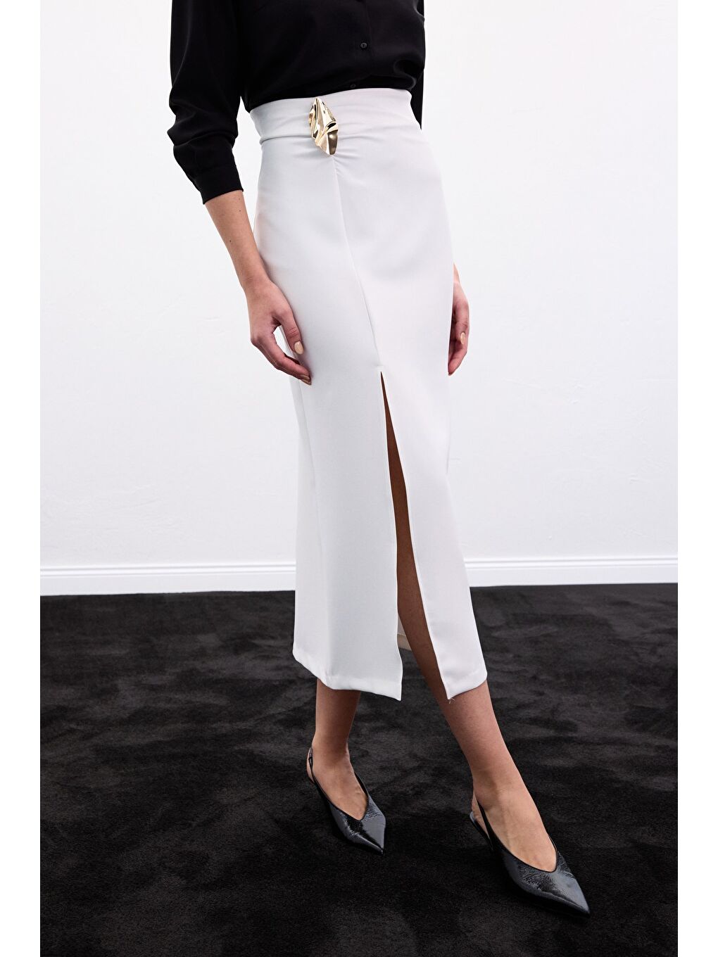 Gold Yan Aksesuarlı Etek - Ekru-11