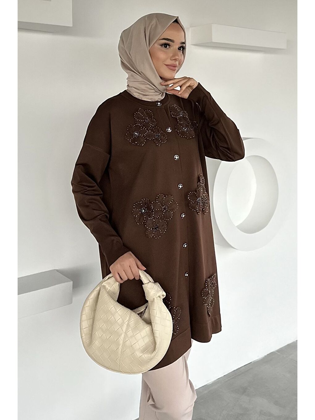 Kahverengi Gülseli Çiçek Fistolu Ön Düğmeli Tesettür Triko Hırka-3