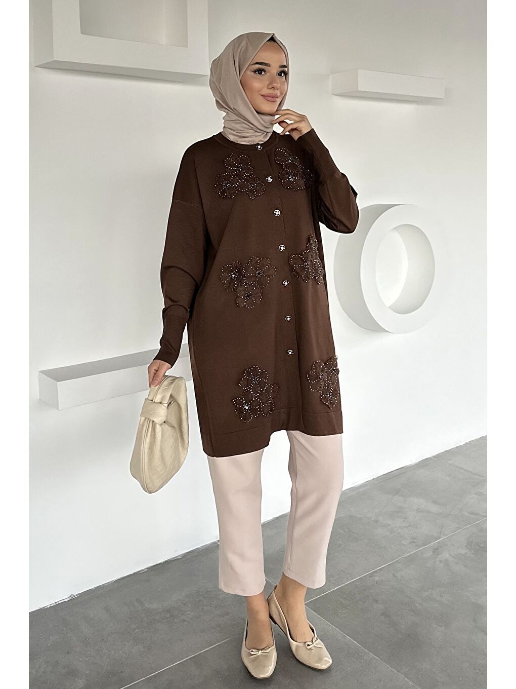 Kahverengi Gülseli Çiçek Fistolu Ön Düğmeli Tesettür Triko Hırka-5