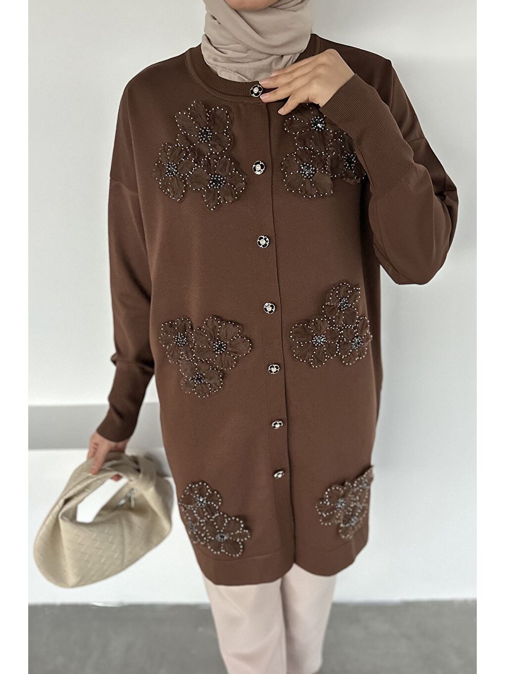 Kahverengi Gülseli Çiçek Fistolu Ön Düğmeli Tesettür Triko Hırka-7