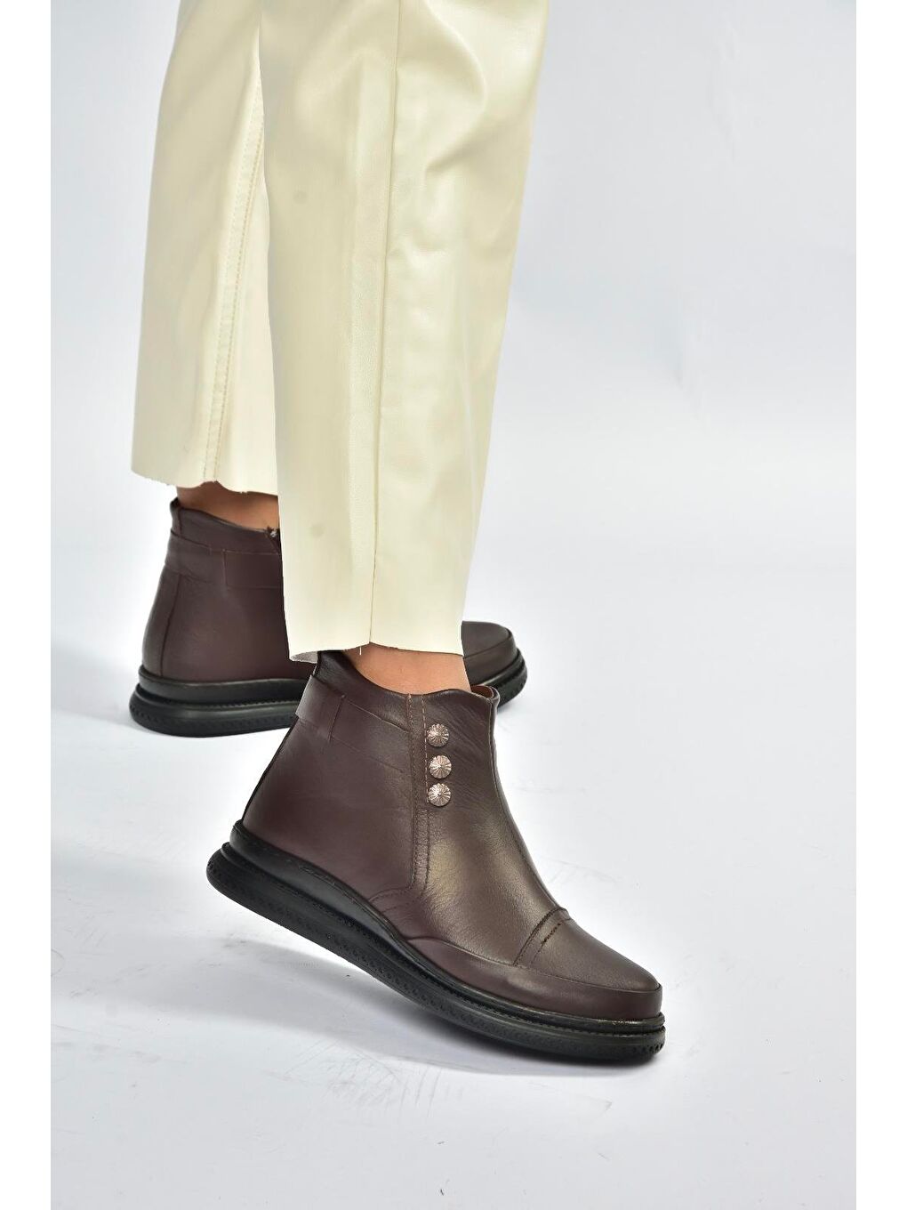 Kahverengi Kadın Bot V555070403-1
