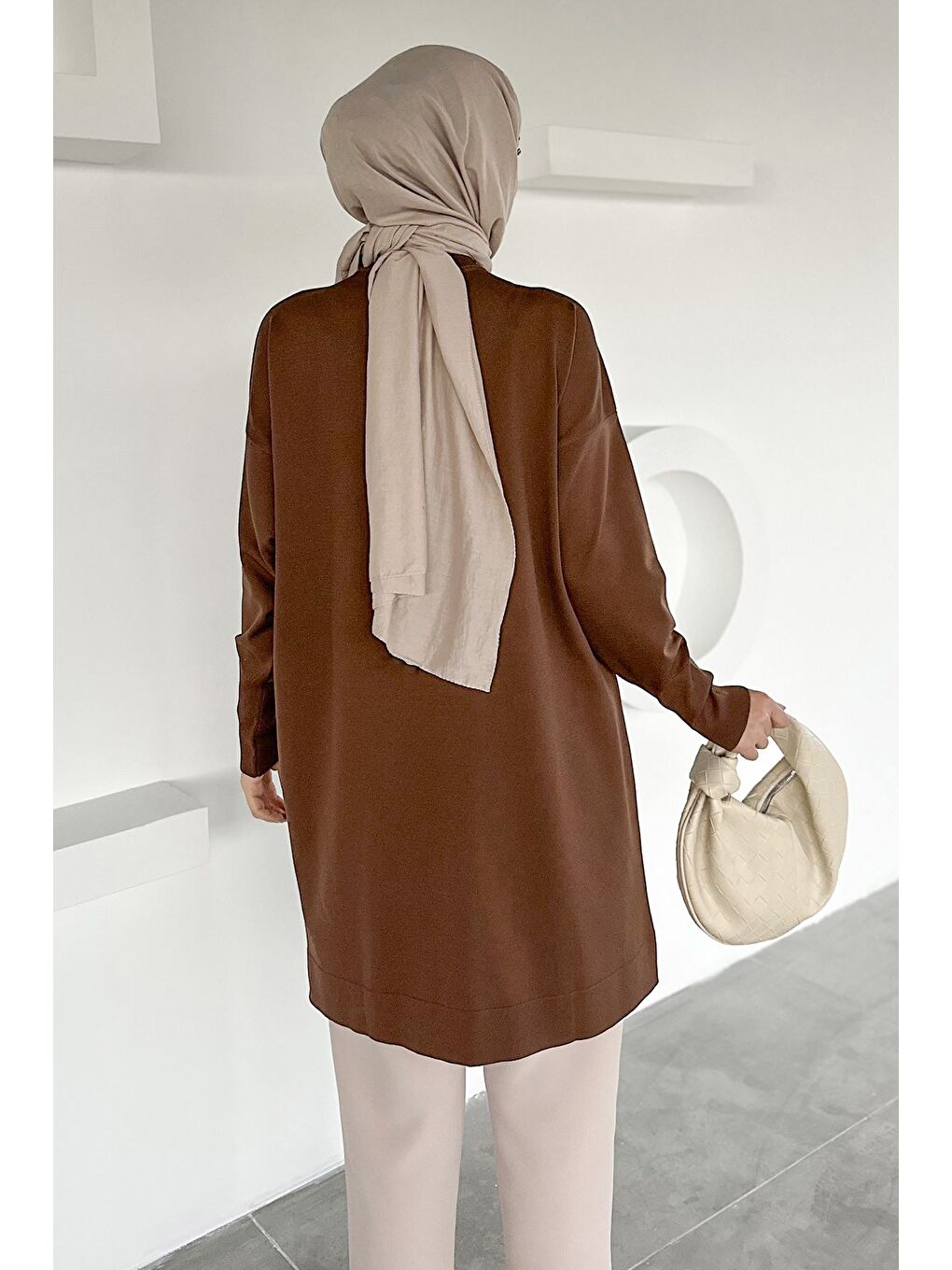 Kahverengi Gülseli Çiçek Fistolu Ön Düğmeli Tesettür Triko Hırka-9