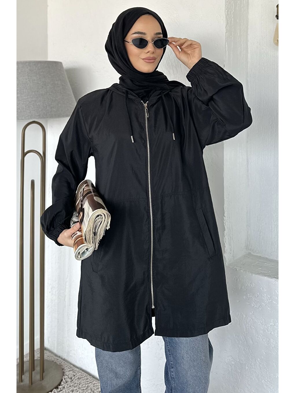 Siyah Kapüşonlu Fermuarlı Mevsimlik Tesettür Kap