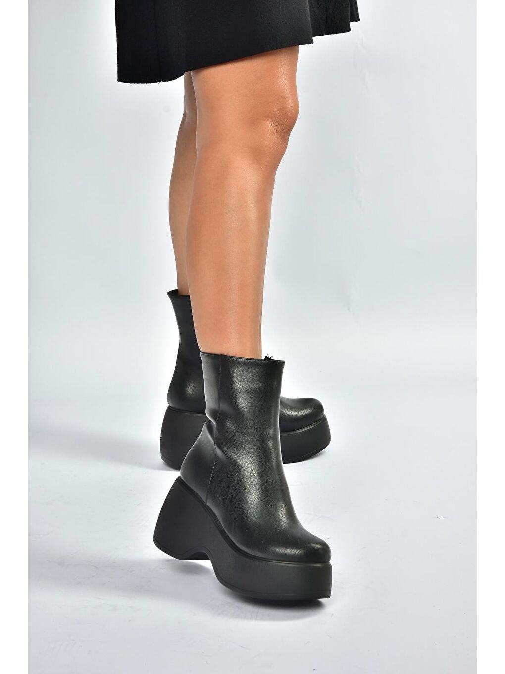 Siyah Kadın Bot V965305009-1
