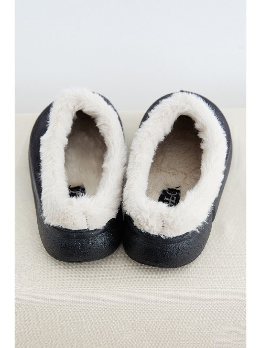 Siyah İçi Kürklü Ev Terliği-4