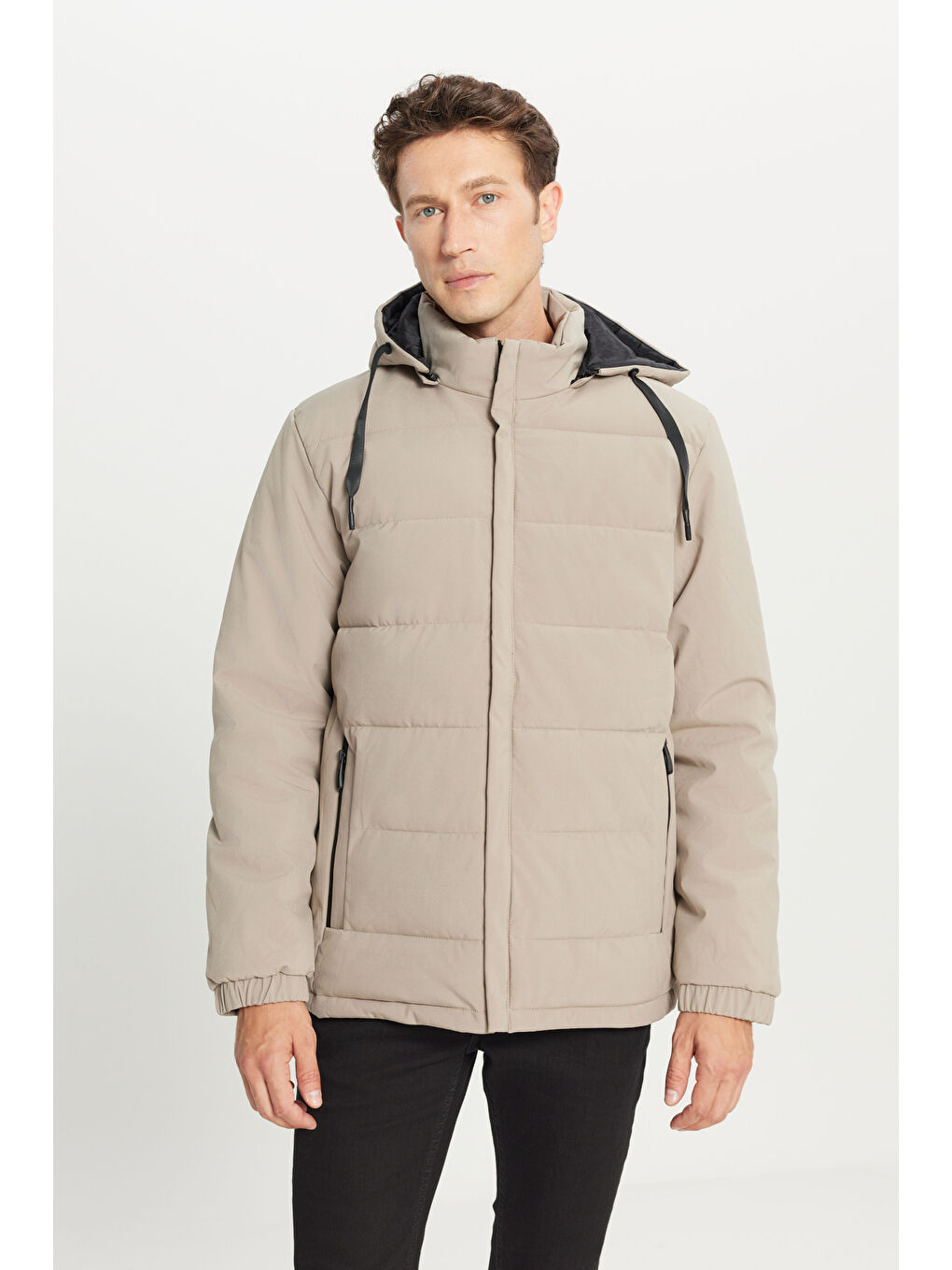 Bej Erkek Vizon Standart Fit Normal Kesim Dik Yaka Kapüşonlu Yan Cepli Casual Şişme Mont