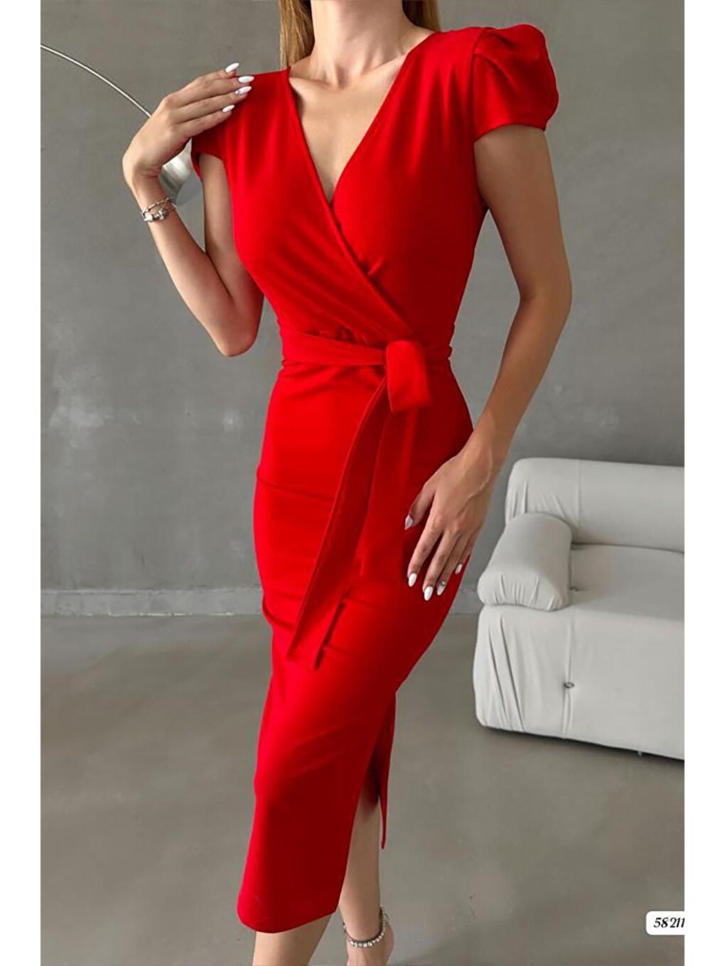 Kırmızı İthal Kumaş Kısa Kollu Kuşaklı Yandan Yırtmaçlı Elbise-1