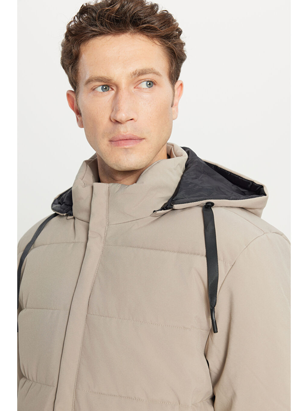 Bej Erkek Vizon Standart Fit Normal Kesim Dik Yaka Kapüşonlu Yan Cepli Casual Şişme Mont-3