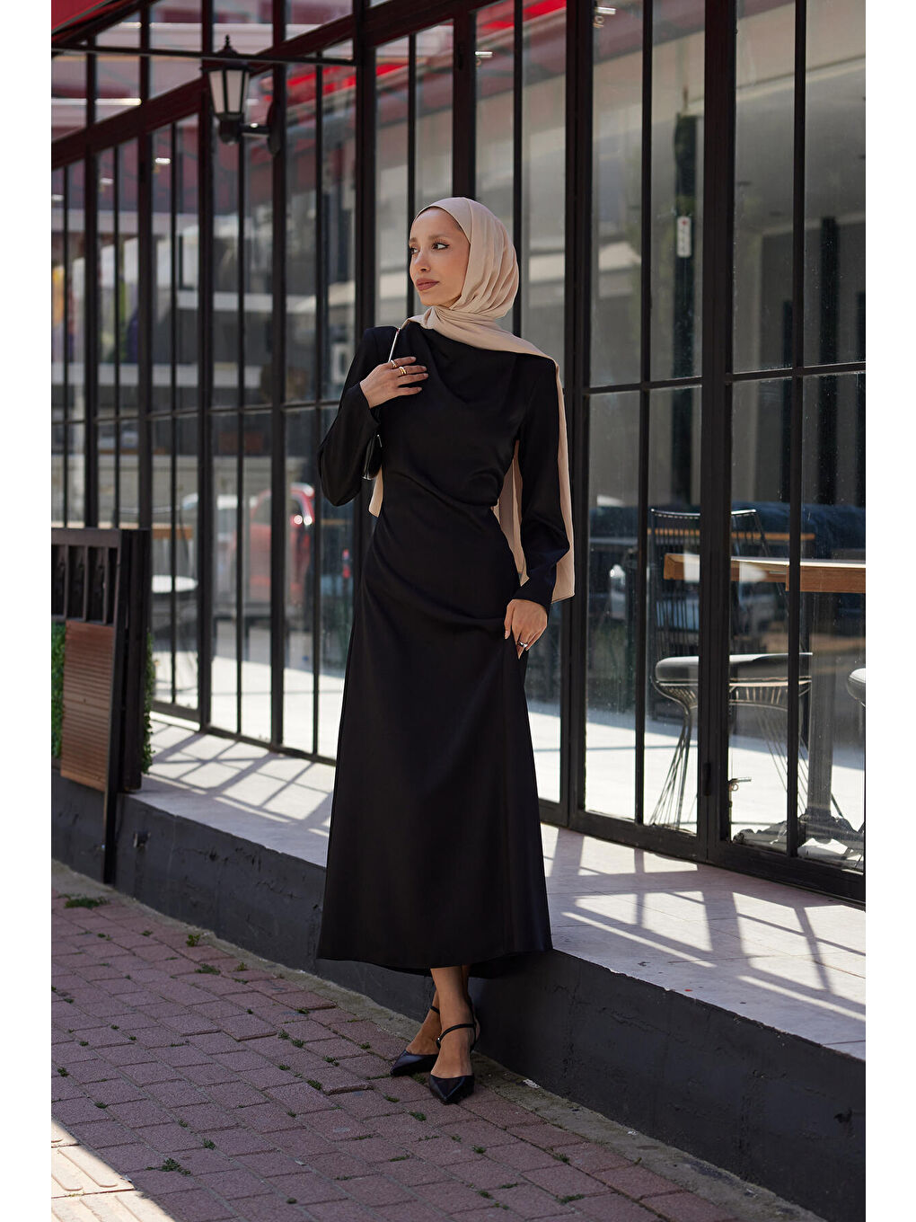 Siyah Kemerli Saten Elbise