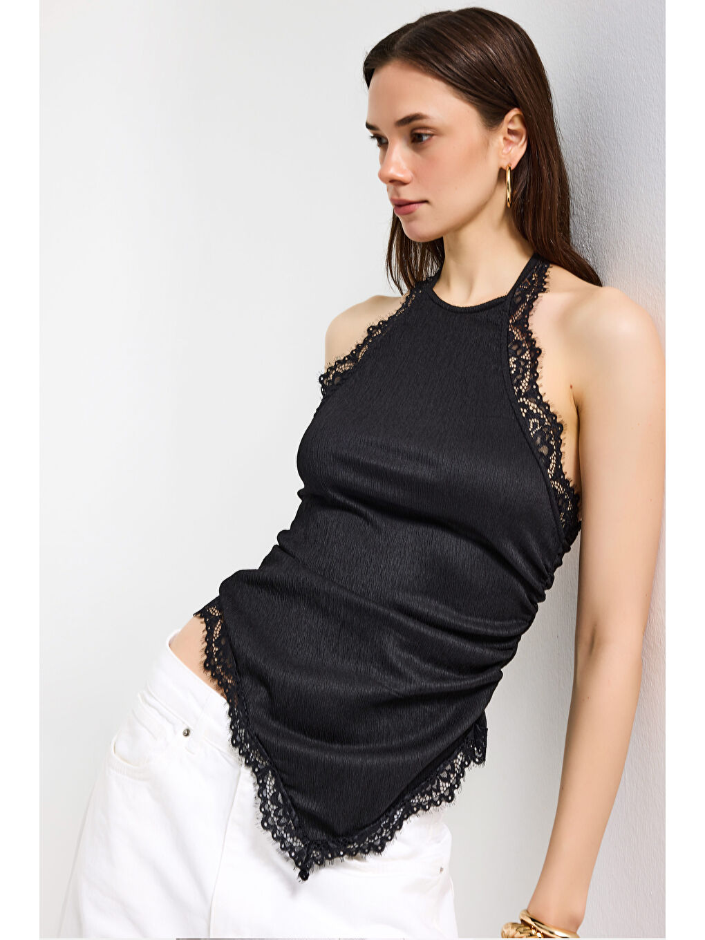 Kadın Siyah s6-1 Asimetrik Kesim Dantel Detaylı Boyundan Askılı Tasarım Bluz-2