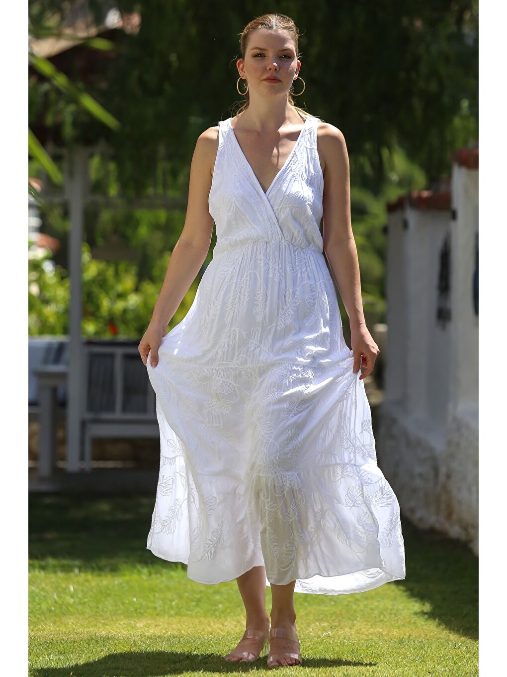 İtalyan Beyaz Kruvaze Yaka Kolsuz Astarlı Allover Nakışlı Casual Dokuma Elbise 130 58-2