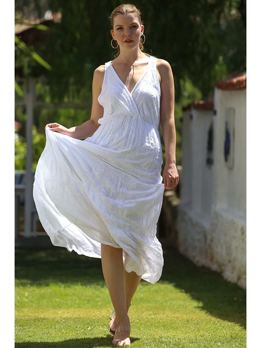 İtalyan Beyaz Kruvaze Yaka Kolsuz Astarlı Allover Nakışlı Casual Dokuma Elbise 130 58-6