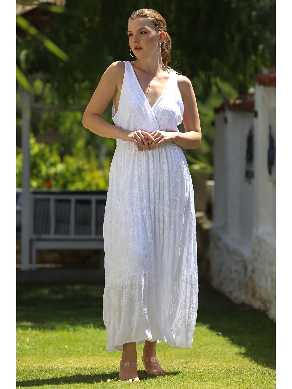 İtalyan Beyaz Kruvaze Yaka Kolsuz Astarlı Allover Nakışlı Casual Dokuma Elbise 130 58-7