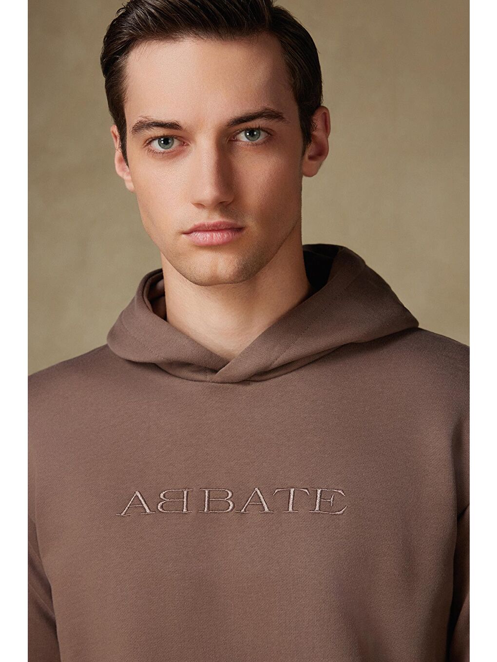 Örme Kumaş Pamuklu Comfort Fit Kahverengi Bisiklet Yaka Erkek Nakışlı Hoodie-1