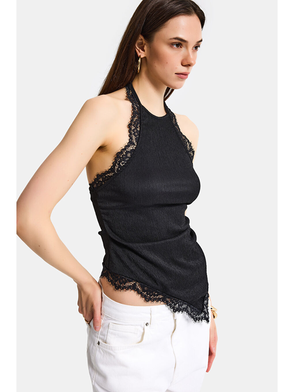 Kadın Siyah s6-1 Asimetrik Kesim Dantel Detaylı Boyundan Askılı Tasarım Bluz-6