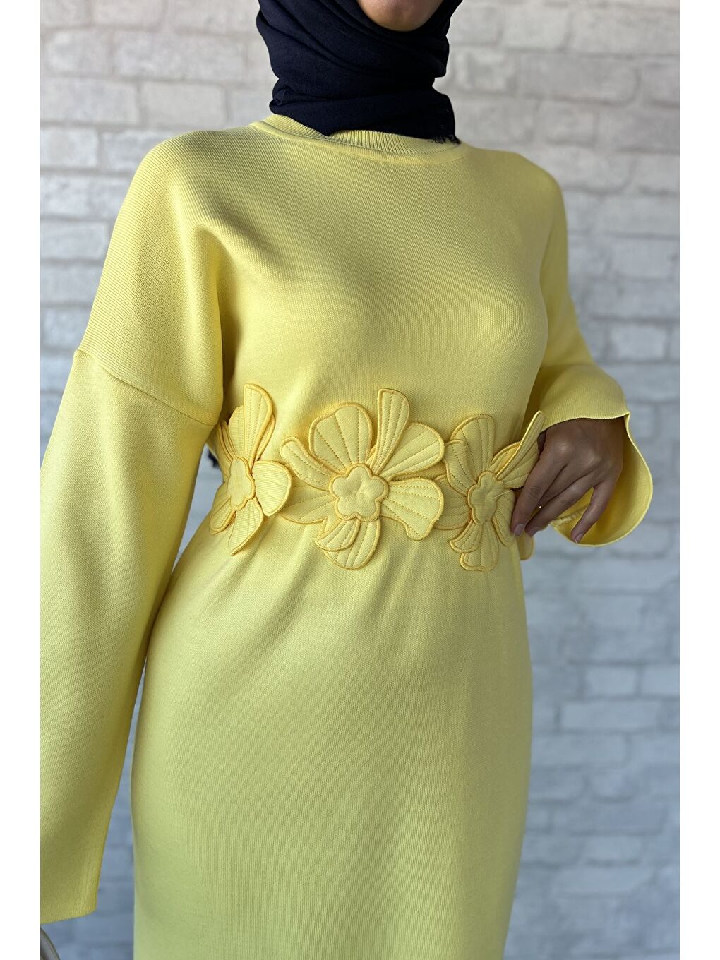 Sarı Bisiklet Yaka Çiçek Figürlü Tesettür Triko Elbise-8
