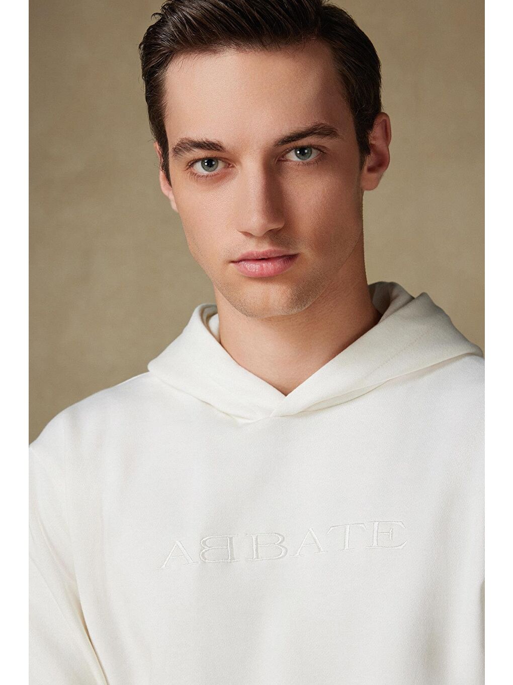 Örme Kumaş Pamuklu Comfort Fit Beyaz Bisiklet Yaka Erkek Nakışlı Hoodie-1