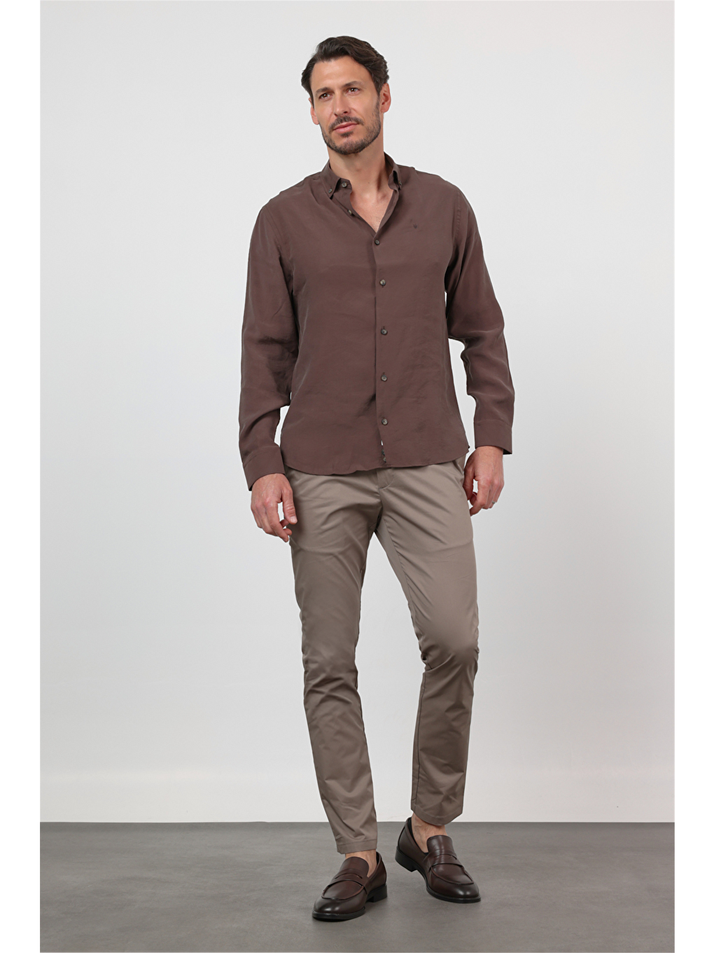 Kahverengi Düğmeli Yaka Uzun Kol Cepsiz Slim Fit Modal Gömlek 1004260162-1