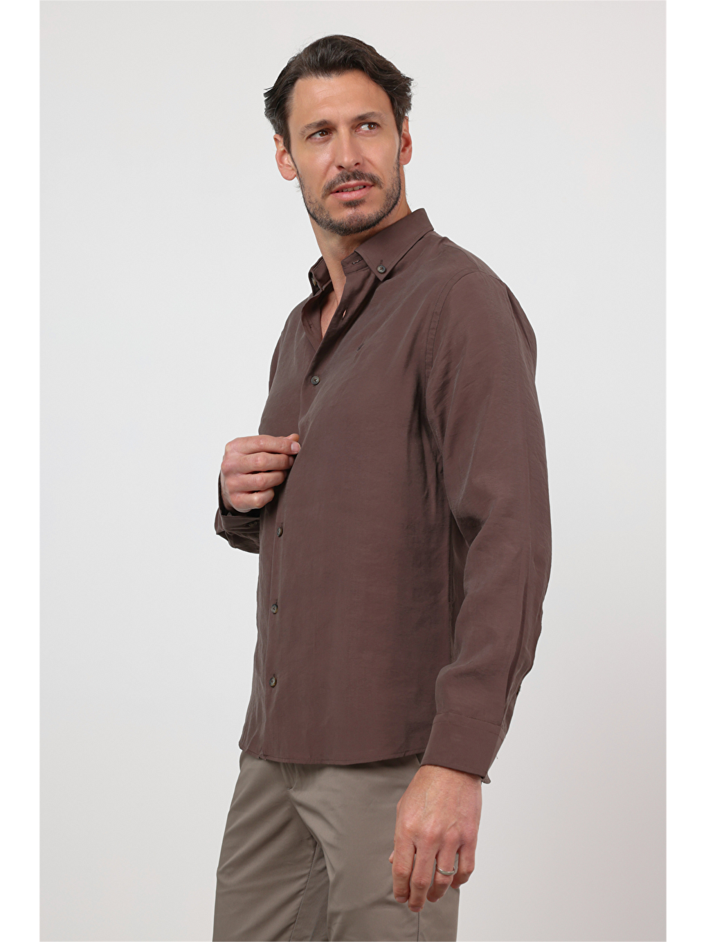 Kahverengi Düğmeli Yaka Uzun Kol Cepsiz Slim Fit Modal Gömlek 1004260162-2