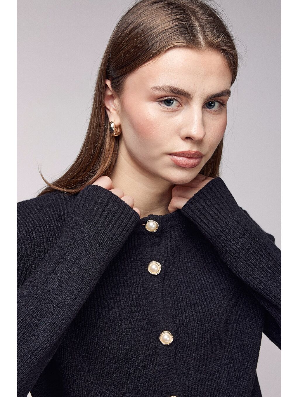 Siyah Bisiklet Yaka İnci Düğmeli Fitilli Triko Hırka-3